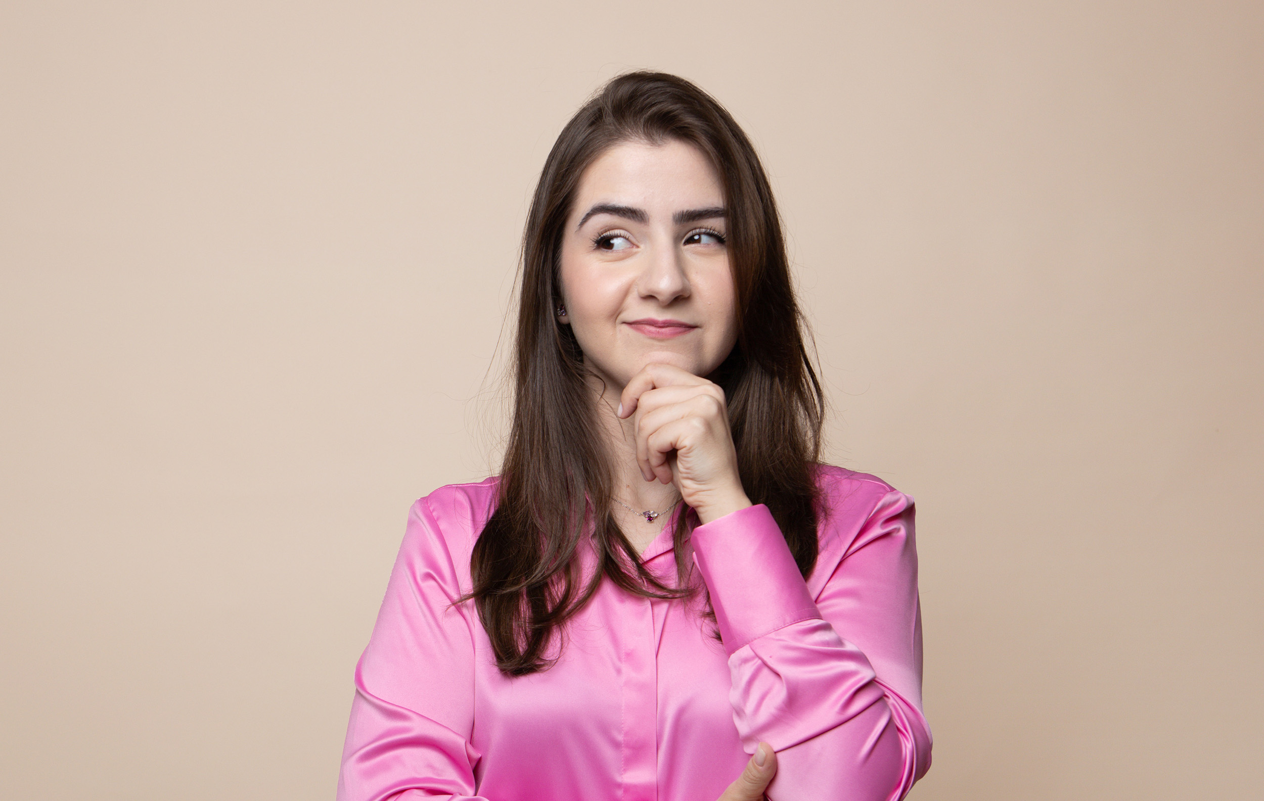 Alinhador Invisalign transparente sobre superfície neutra — tratamento ortodôntico discreto