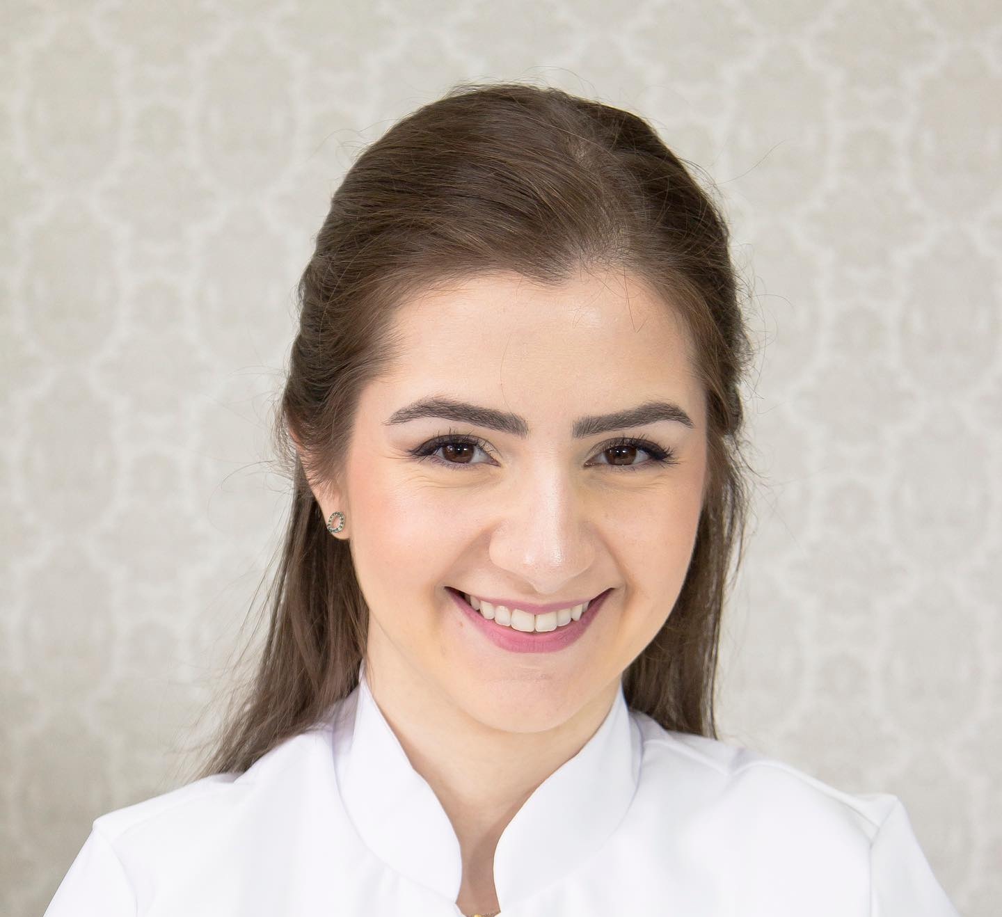 Dra. Isadora sorrindo